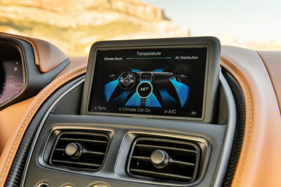 Детали интерьера Aston Martin DB11 AMR 2019 года  (NA) (фото 22 из 40)